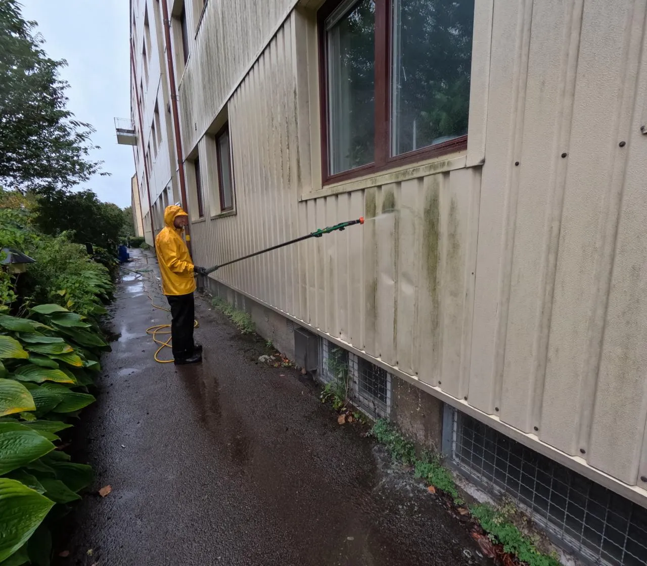 Fasadtvätt av en plåtfasad med alger på ett flerbostadshus i Göteborg
