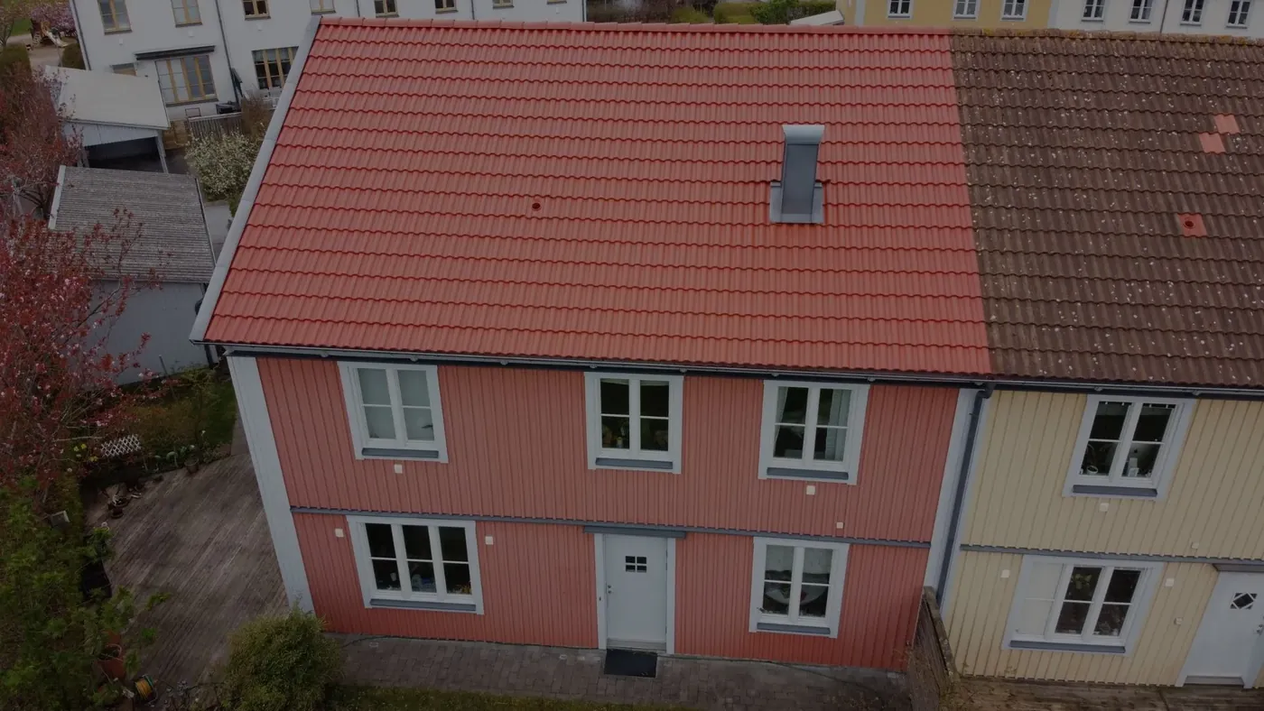 Radhus i Göteborg med nymålad fasad och tak