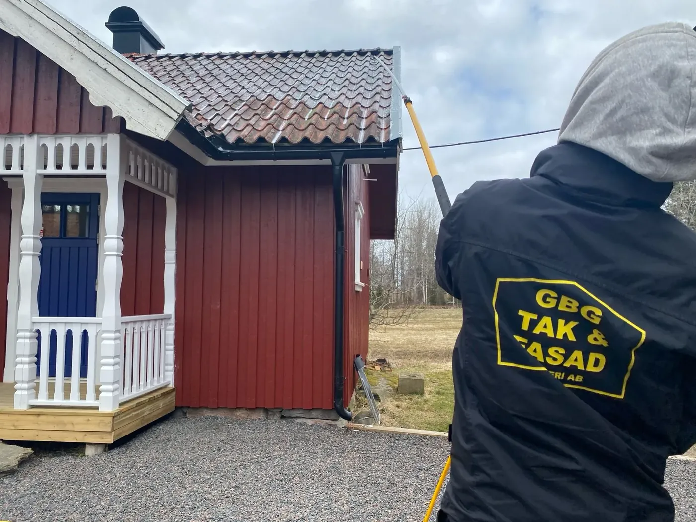 GBG Tak & Fasad tvättar fasaden på en röd villa