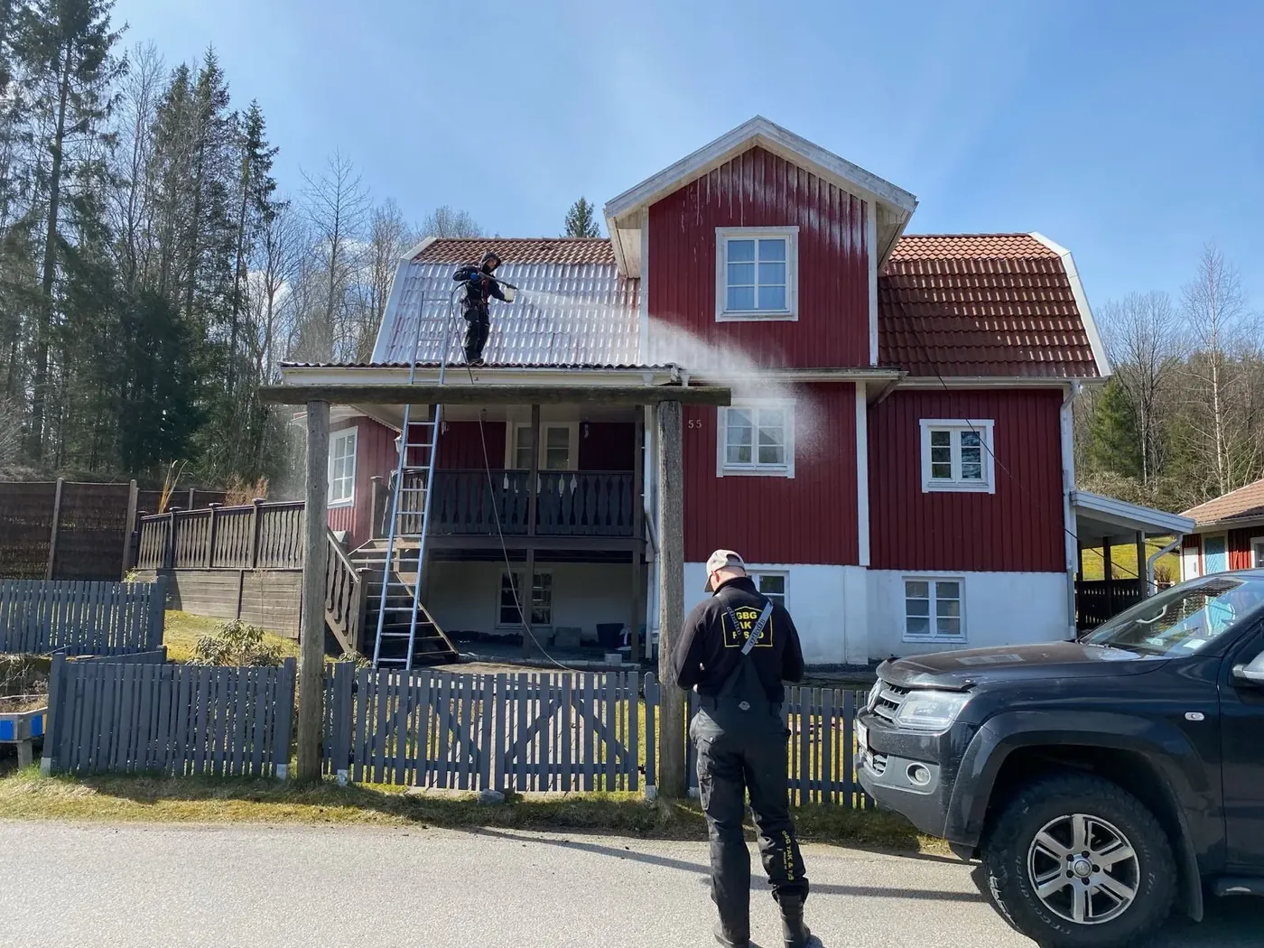 Tak- och fasadtvätt på en villa
