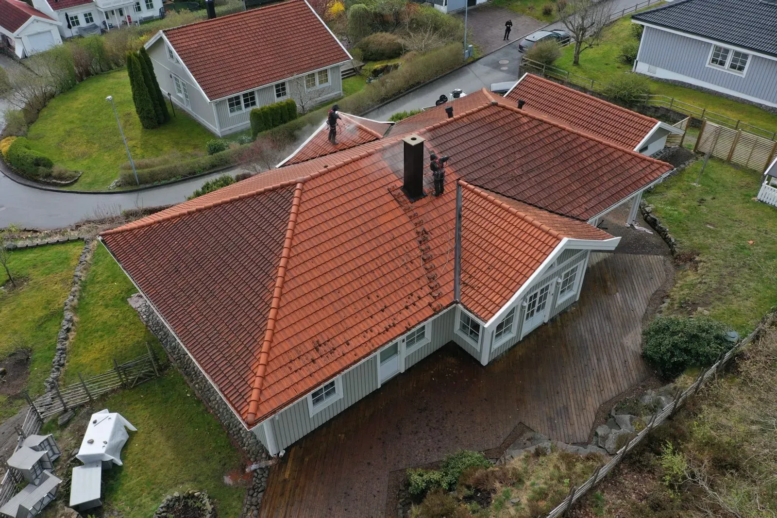 GBG Tak & Fasad tvättar ett tegeltak på en villa i Göteborg, fotograferat med drönare