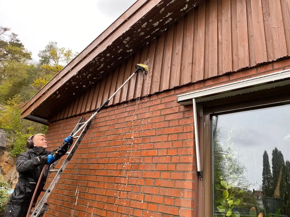 Fasadtvätt av en tegelfasad från stege